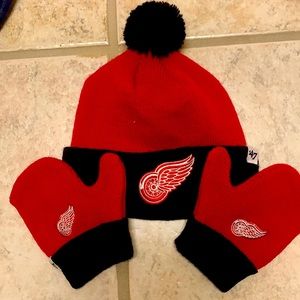 Infant Detroit Red Wings hat with Pom and mitten set